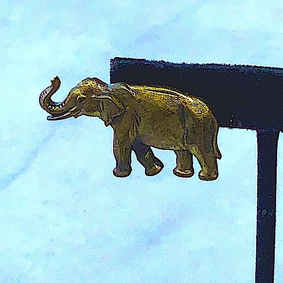 JJ JONETTE PIERCED EARRINGS ELEPHANT  ANTIQUED BRUSHED BRASS VINTAGE - Picture 4 of 7